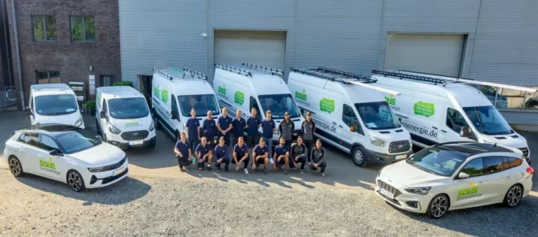 Teamfoto der Solis Sonnenenergie GmbH vor Firmenfahrzeugen in Köln – Experten für Solaranlagen und Photovoltaik.